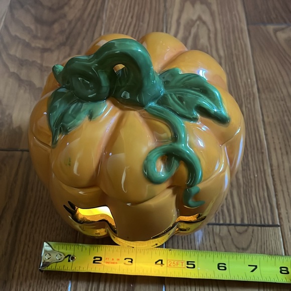 Jack-o-lantern with lid 7” tall - Picture 9 of 10